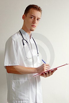 Mladý doktor psaní s červenou schránky v jeho rukou.