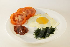 Manana desayuno tomates, salsa de tomate, eneldo a huevos.