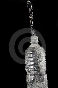 Plastová fľaša na vodu s vodou streaming von z neho.