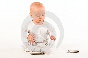 Kind wählt zwischen zwei gleichen Handys.