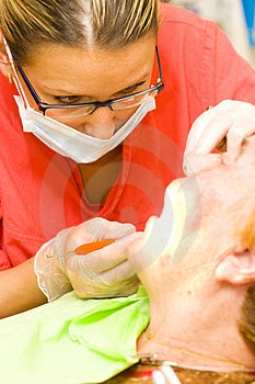 Pacient u zubára, v zubnom miestnosti.