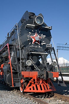 Vecchio russo locomotiva alla stazione ferroviaria.
