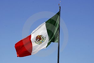 Mexicano bandera, independencia Septiembre 16tres lo mismo verticalmente bandas de verde (izar página), blanco, pelo de espalda (águila sentado sobre el serpiente en su pico) es un la mitad en blanco banda.