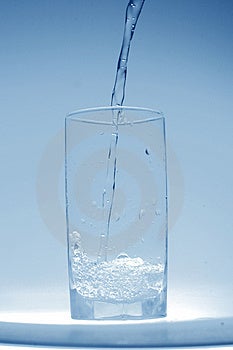 Actual de transparente Agua en vaso hacer empujar Agua mezclado pequeno burbujas.