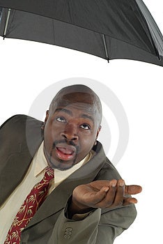 Giorno di pioggia è arrivato prima del previsto nervoso e spaventato imprenditore che fanno capolino dal suo ombrello per vedere se è tutto a destra per uscire.