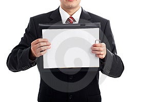 Podnikatel drží prázdný papír na schránky, izolovaných na bílém.