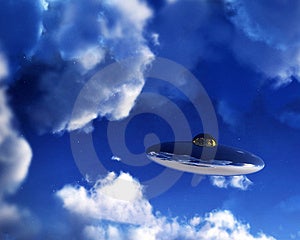 Un UFO volare nella luce del cielo, tra le nuvole.