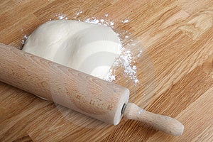 Pasta di pane in legno, bancone della cucina con il mattarello.
