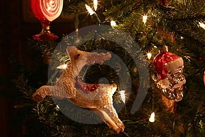 Ornamenti di natale su un albero di Natale.