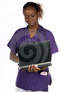 Americano enfermero estetoscopio a computadora portátil computadora.