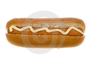 Hot dog in un panino con maionese isolato su uno sfondo bianco.