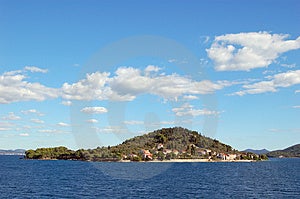 Malý ostrov Osljak v blízkosti Ugljan, Jadranské more.