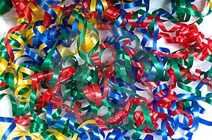 Uno sfondo fatto di primaria colorato ricci nastri in un mucchio su uno sfondo bianco, può essere utilizzato per un annuncio di qualsiasi tipo di celebrazione, capodanno, compleanno etc.
