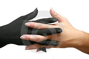 Dvě ruky, jeden černý a jeden bílý, prsty.