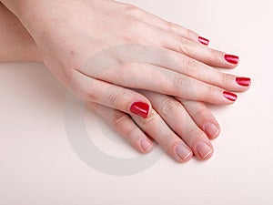 Bella manicure in mani femminili.