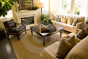 Obývacia izba s krbom a elegantný dekor.