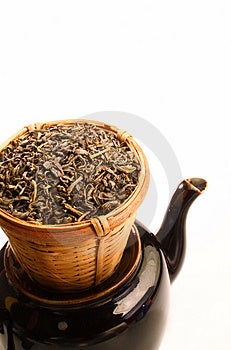 Tè verde in foglie di bambù colino per il tè in una teiera.