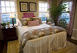 Espacioso cómodo dormitorio a decoración.