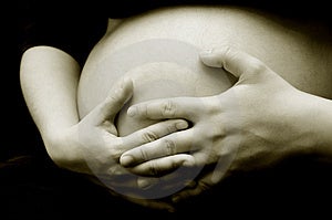 Eine Ansicht mit einer schwangeren Frau.