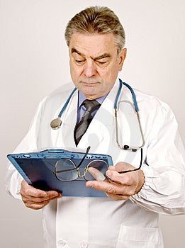 Un maschio adulto di dottore di ricerca in pazienti grafico.