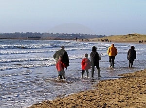 Rodinné prechádzky na Camber Pláži, UK v zime slniečko.