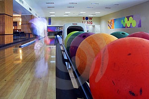 Close-up barevné bowlingové koule a muže.