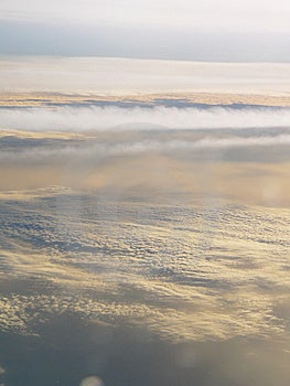 Wolken Abschnitt aus fliegenden Flugzeugen.