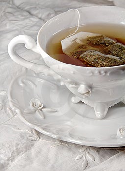 Caliente té en blanco antiguo té taza.