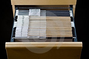 In legno rolling file cabinet con un cassetto aperto, mostrando 43 cartelle sospese.