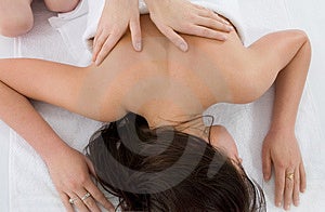 Mimar mujer joven masculino manos hacer masaje.