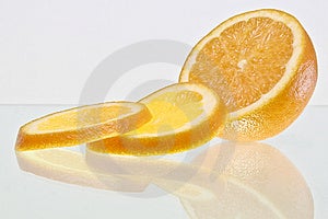 Orange s dvoma orange plátky.