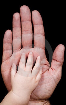 Dve ruky s otcom a jeho dieťa, syn.