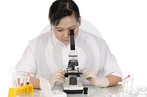 Microscopio, aislado sobre fondo blanco.