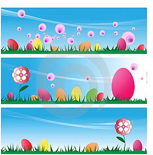Sada troch Veľkonočné Scény Pozadia Veľkonočné Vajíčka Na Tráve Vektorové Ilustrácie.