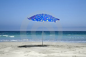 Playa un paraguas sobre el soleado de acuerdo Playa.
