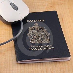 Prenotazione di viaggi Online concetto con un passaporto e un mouse del computer su una scrivania.