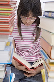 Tínedžeri číta knihy s cieľom rozšíriť vedomosti.