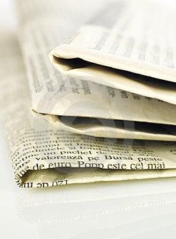 Zásobník novín izolované na bielom.