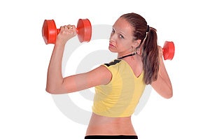 Palestra fitness ragazza di formazione il suo corpo con manubri.