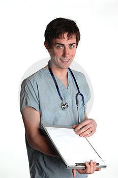 Mladý tmavovlasý muž lékařské stážista s zelené křoviny a stetoskop a clipborad velký úsměv mírné otočení.