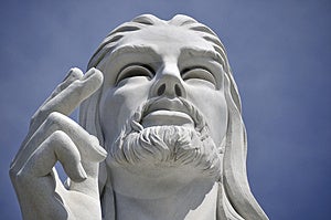 Gesù Cristo statua contro il cielo blu.