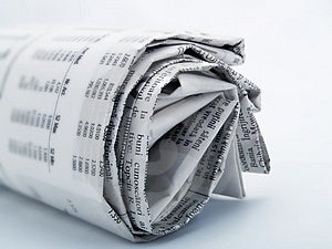 Roll novin na bílém pozadí.