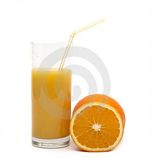 Orange a pomarančový džús do pohára.