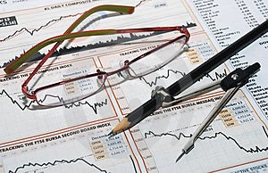 Gráfico del mercado de valores, calculadora a negro bolígrafo.