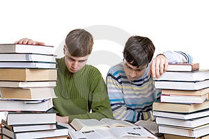 Dvaja študenti s knihami izolované na bielom pozadí.
