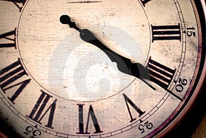 Dettagli di orologio con i numeri e le mani mostrando il tempo.