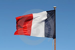 Francés tricolor ondulación en viento sobre el mástil.