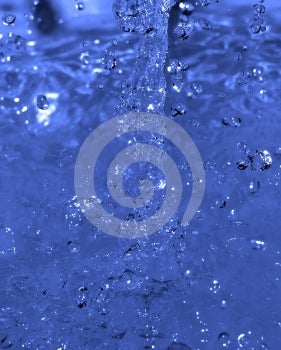 Il flusso dell'acqua catturato all'impatto con la superficie dell'acqua.