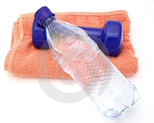 Agua una botella azul pesa través de Toalla en blanco superficie.