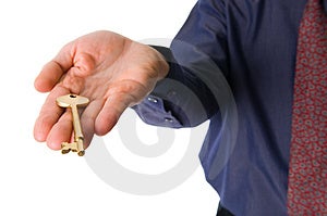 Agente immobiliare con una chiave d'oro per il cliente.